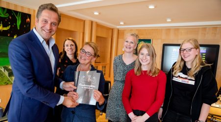 Minister De Jonge spreekt met jongeren over zorgpunten kinderrechten