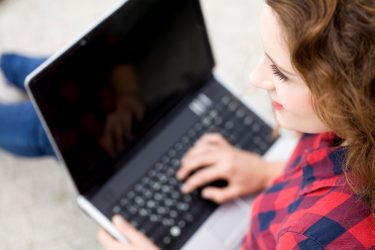 Oma moet foto’s van kleinkinderen van social media halen