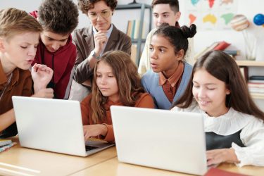 Betrek kinderen en jongeren bij de uitwerking van het regeerprogramma