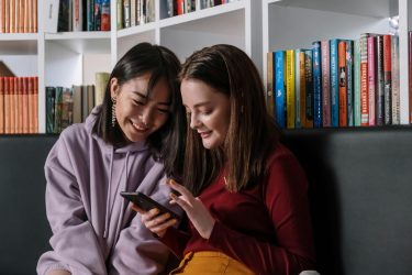 Tienermeiden minst tevreden over hun online leven